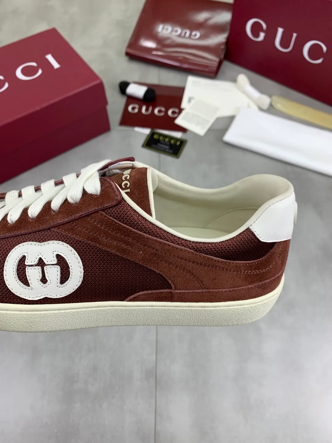Men's shoes 💰P562 New GUCCI classic design moral training element catwalk model, matching version of top quality moral training shoes for men and women. Epoxy logo process is concave and convex, matching oil edge technology, punched cowhide cloth surface, suede cowhide surface splicing, breathable and not stuffy, the original overlasted shoe model is comfortable on the feet.  Fabric: Matched leather + cloth + mesh Lining: Water-dyed sheepskin Foot: Water-dyed sheepskin Outsole: Original molded TP matching environmentally friendly material Packaging: Top counter full set of packaging Female 35-42 (Female 41.42. Customized) Male 39-46 (46 customized)